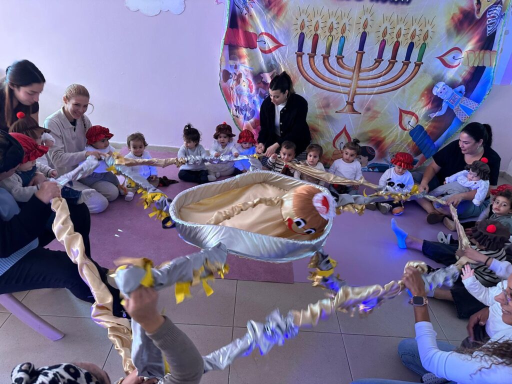 מסיבת חנוכה במעון זמרת