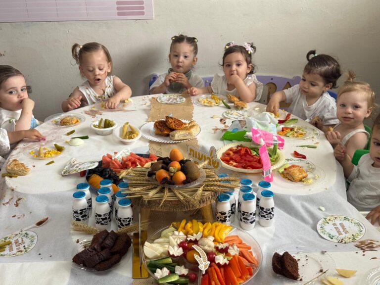 Read more about the article מסיבת שבועות תשפ"ה 2025 במעונות בשילוב למידה חינוכית מרתקת
